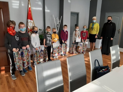 Uczestnicy finału konkursu wiedzy o św. Janie Pawle II w SP 9 w Dębicy (Copy)